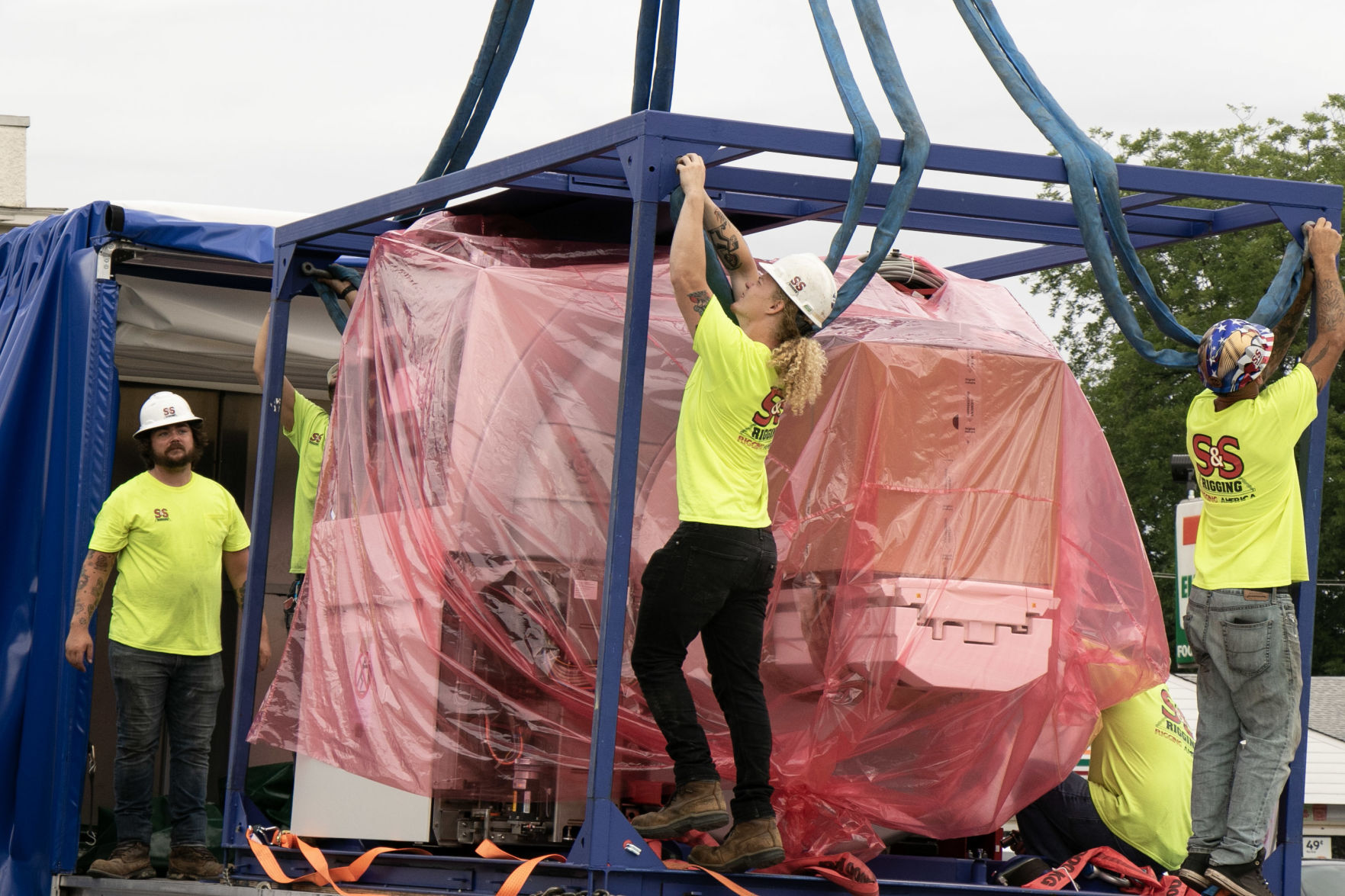 Crew preps MRI for lift
